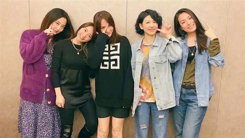 “七朵花”合体为赖薇如庆生，最右为仔仔。（取自艺人脸书）