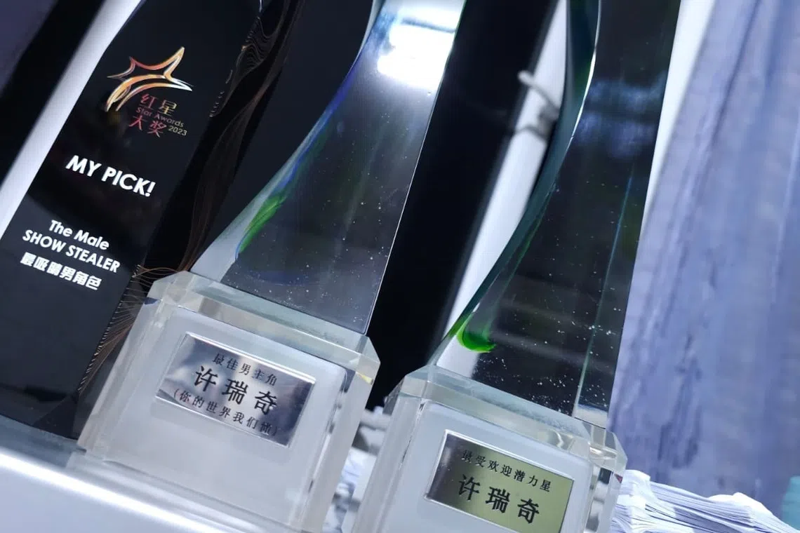 许瑞奇把“红星”奖座摆在房间窗前，一起床就看到它们。（许瑞奇提供）
