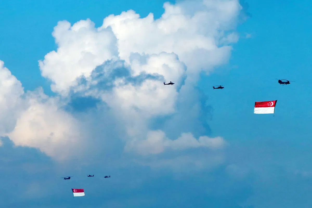 从我国北部望向市区，可看到两副新加坡国旗环绕整个新加坡，为我国庆生。（林国明摄）