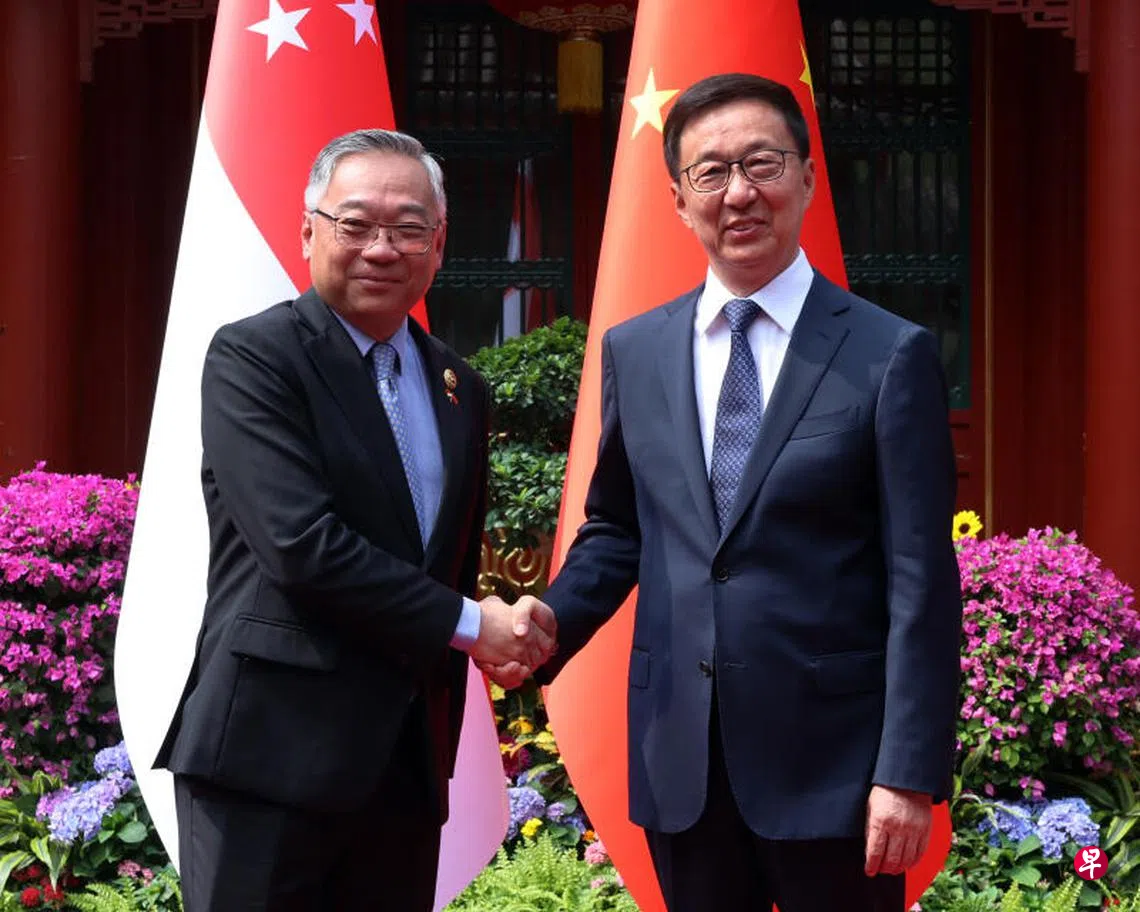 副总理兼贸工部长颜金勇（左）星期四（9月4日）在北京钓鱼台国宾馆与中国国家副主席韩正会面。 （数码发展及新闻部提供）