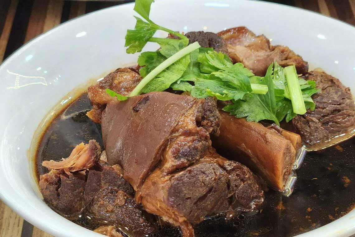 河南肉骨茶的卤元蹄很下饭。（陈爱薇摄）