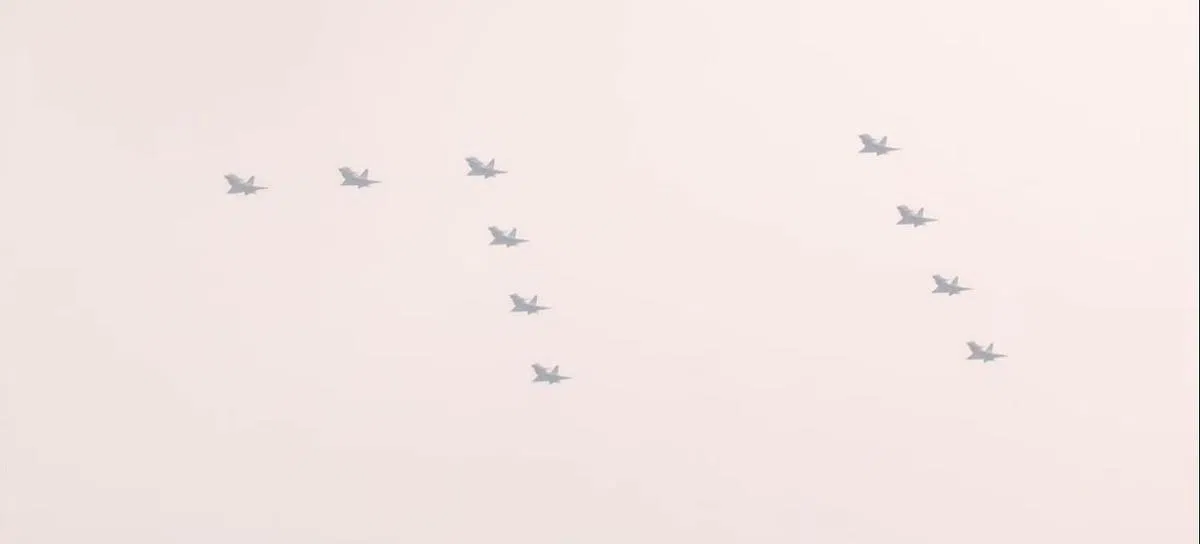 中国军机组成“71”字形，飞过天安门广场上空。（央视Youtube视频截图）