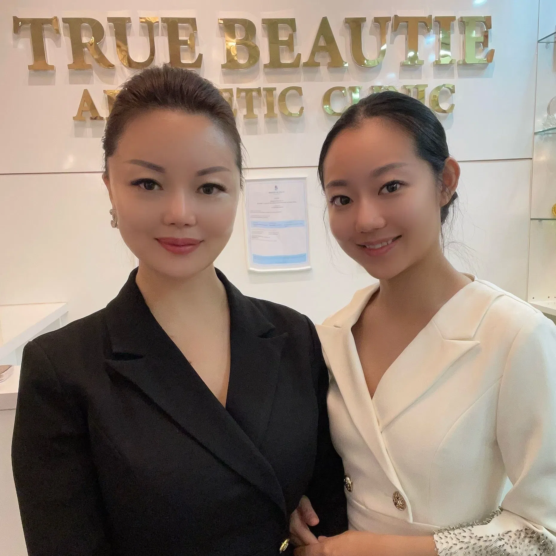 True Beautie Aesthetic创始人赵韦绮（左）与黄美贻。（图/商家提供）