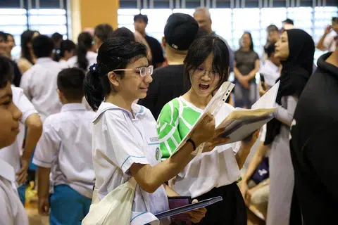 龙宝宝考生增多竞争更激烈 多所中学入学门槛今年略提高　