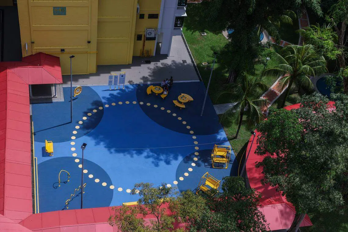 “蓝色庭院“的各个角落都设有让失智症病患锻炼认知和体能的装置，例如让他们根据转盘踏出相应的步数，以及培养手眼协调。（白艳琳摄）