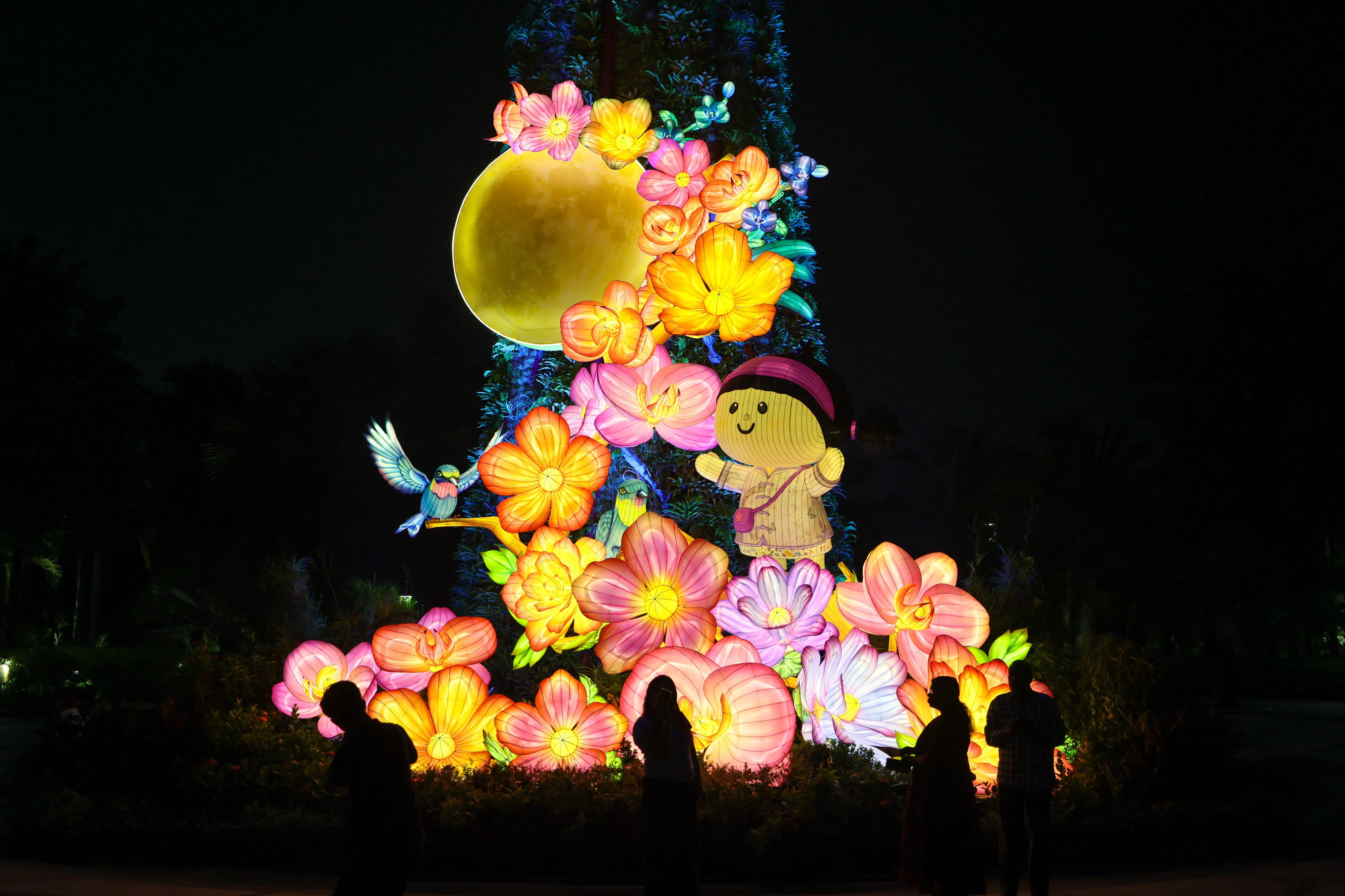 《月光花园》花前月下，浪漫氛围浓得化不开。（张俊杰摄）