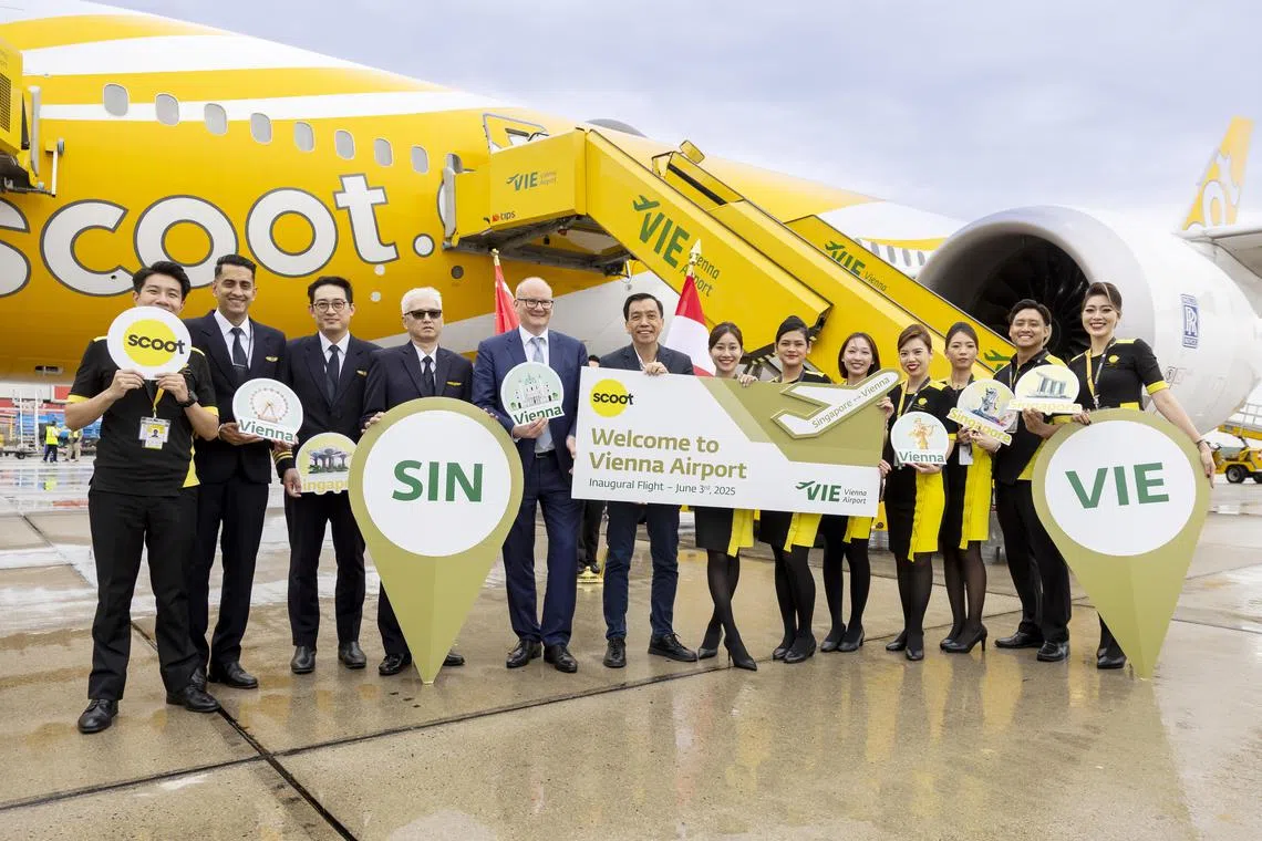 酷航直飞维也纳首航降陆后，酷航首席运营官吴志强（左六）、维也纳国际机场首席执行官耶格尔（Julian Jäger，左五），以及机组人员在波音787-8梦幻客机前合照。（酷航提供）