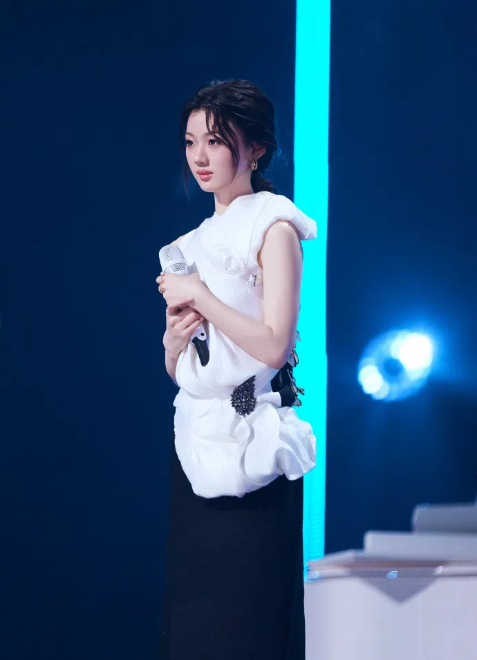 单依纯在节目第五期演绎新加坡歌手张玉华的代表曲《原谅》。（取自单依纯工作室微博）