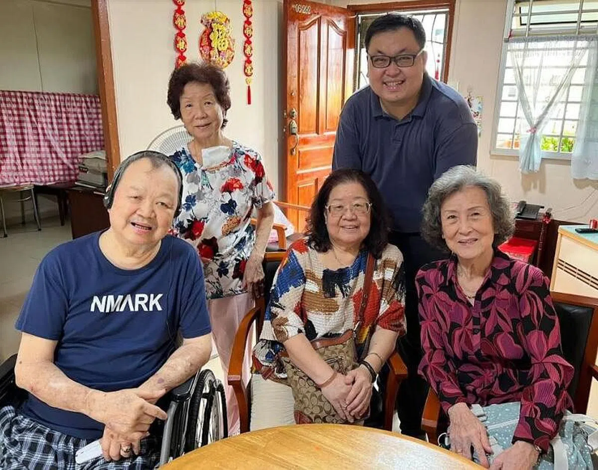 苏章恺（站立者）曾与王沙嫂（右）、 管雪梅（中）上门探望唐琥夫妇。 （受访者提供）