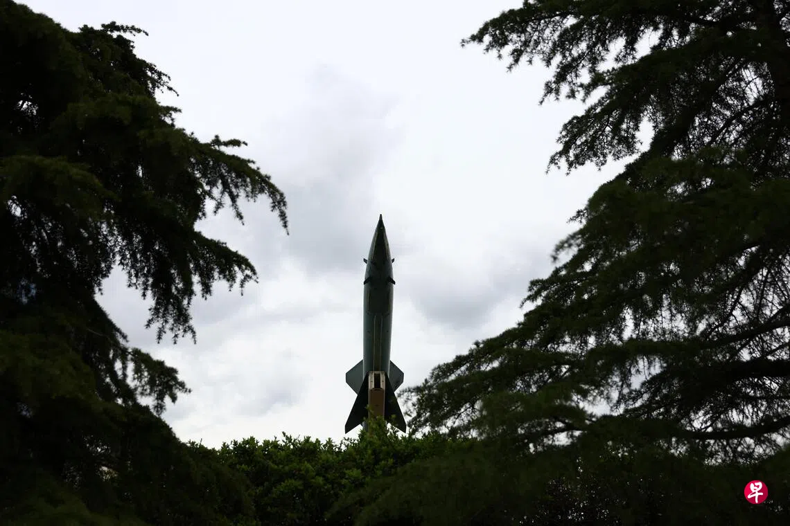 3月26日，在伊朗首都德黑兰，一枚伊朗导弹在公园内展出。 （路透社）