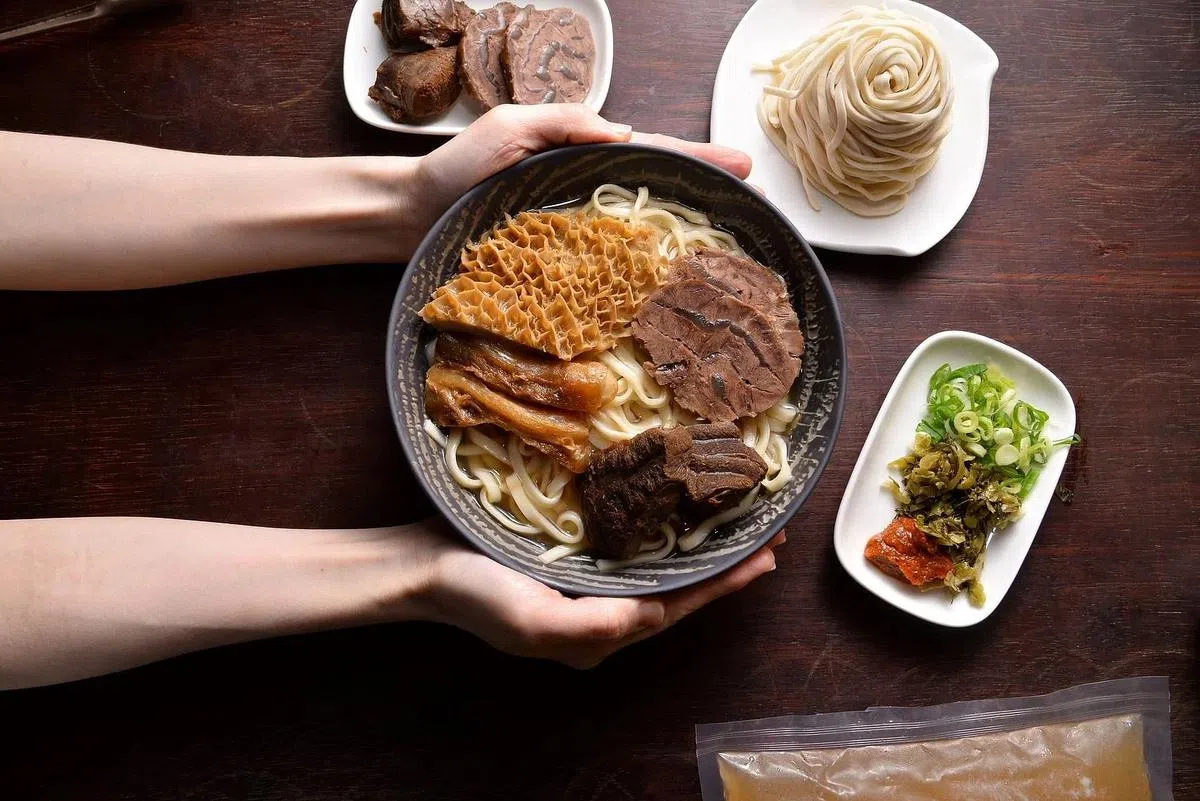 原味精炖满福牛肉面一碗包含牛肋条、牛筋、牛肚和腱子心。（餐馆提供照片）
