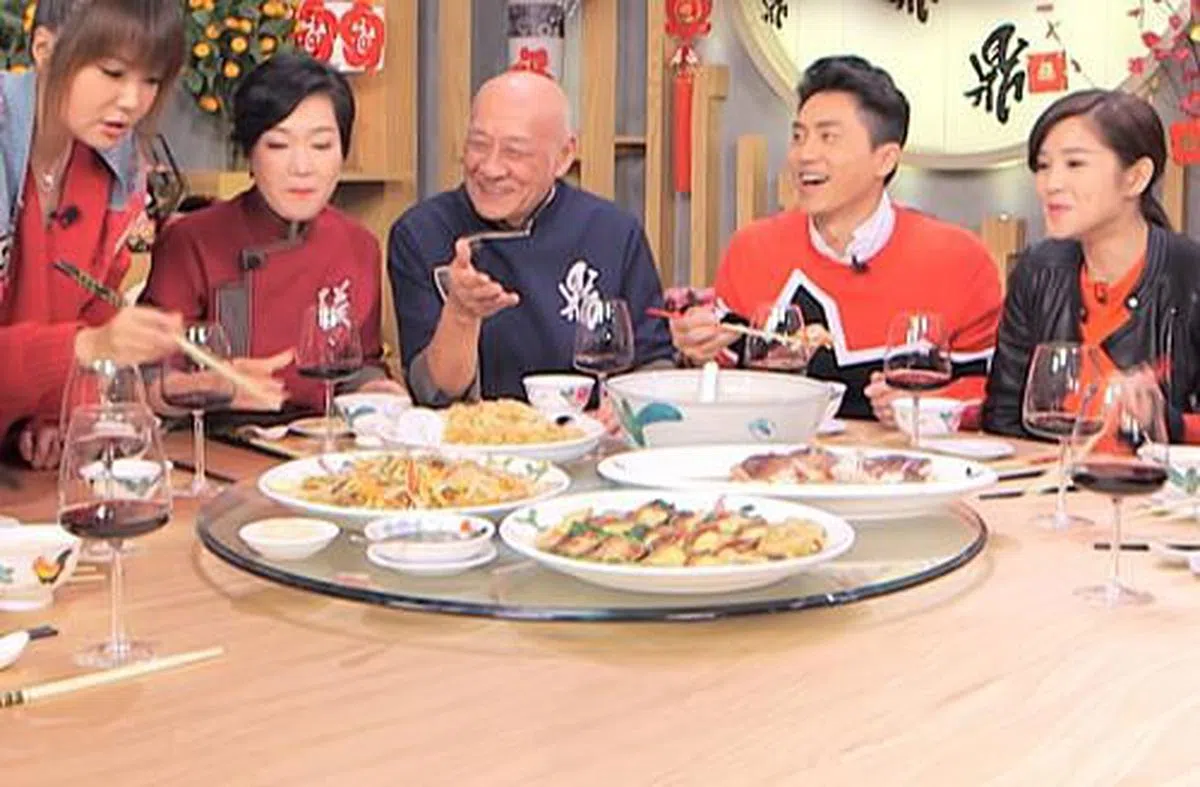 李家鼎（中）主持美食节目，硬汉形象多了柔情。（节目照）