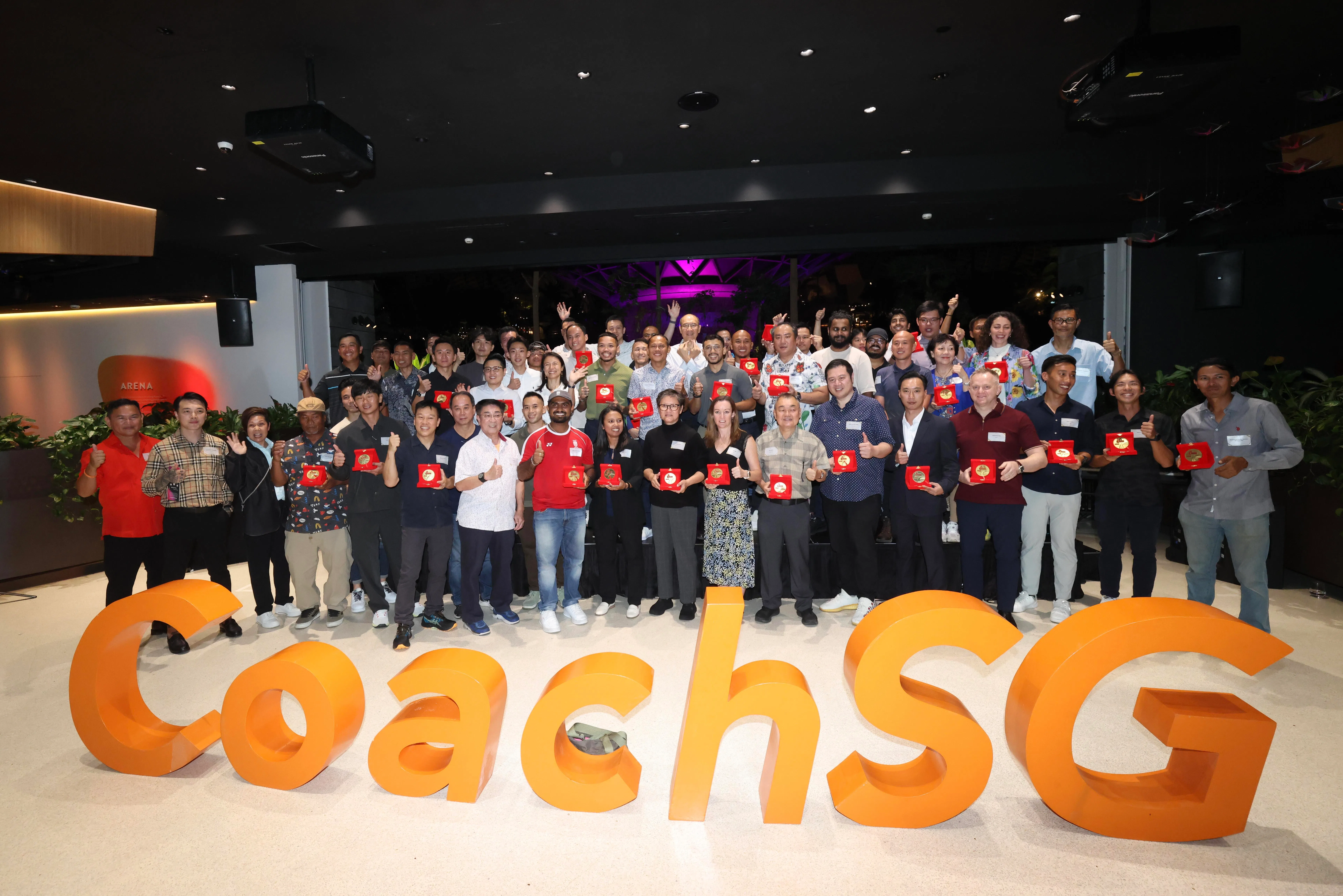 共有214名教练获得表彰，其中一部分人未能到场。（郑一鸣摄）