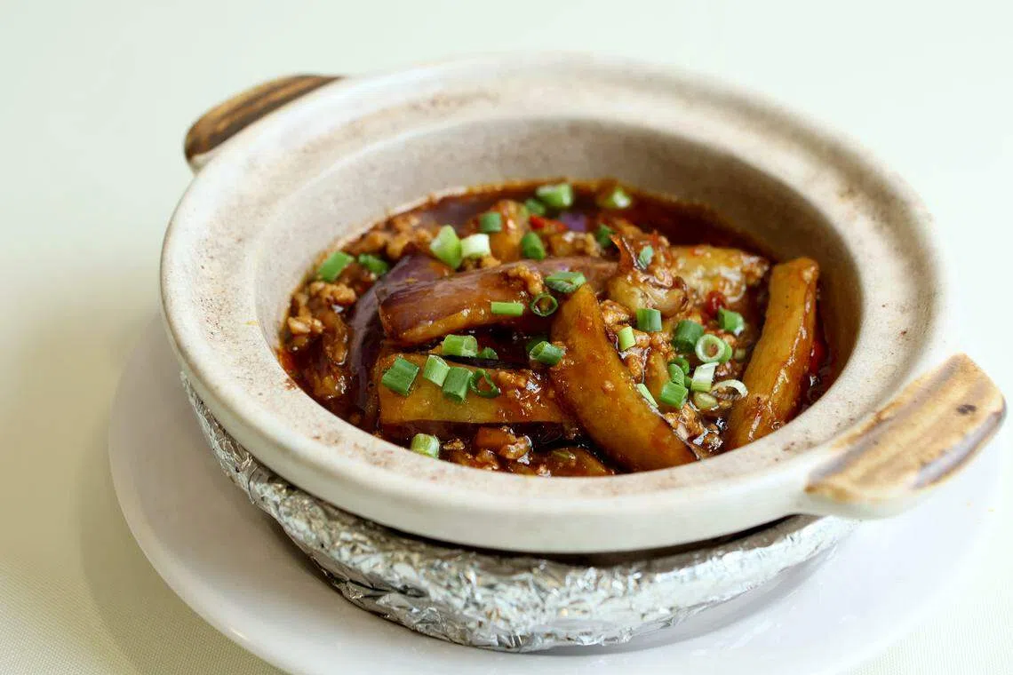 鱼香茄子煲，咸香软绵。（龙国雄摄）