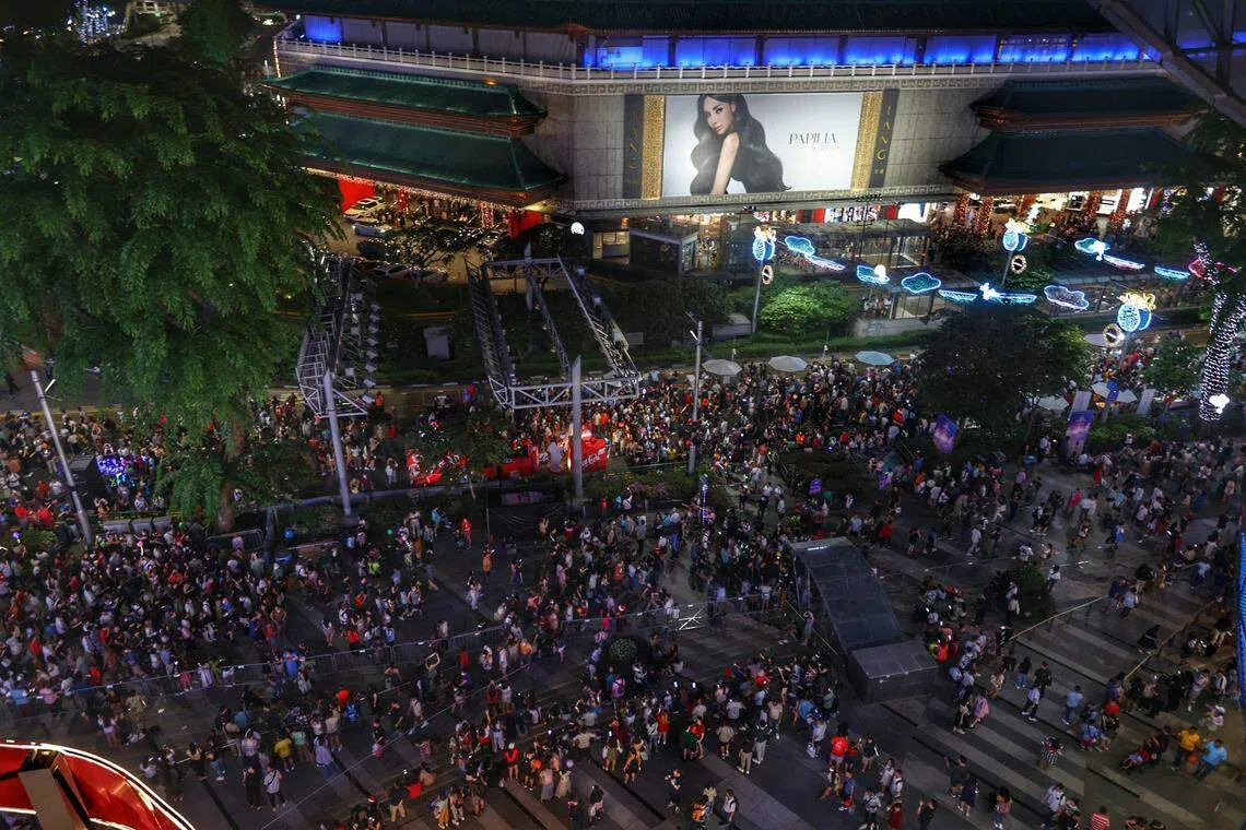乌节路在今年平安夜迎来史上首场圣诞街头派对，迎来大批人潮。（郑一鸣摄）