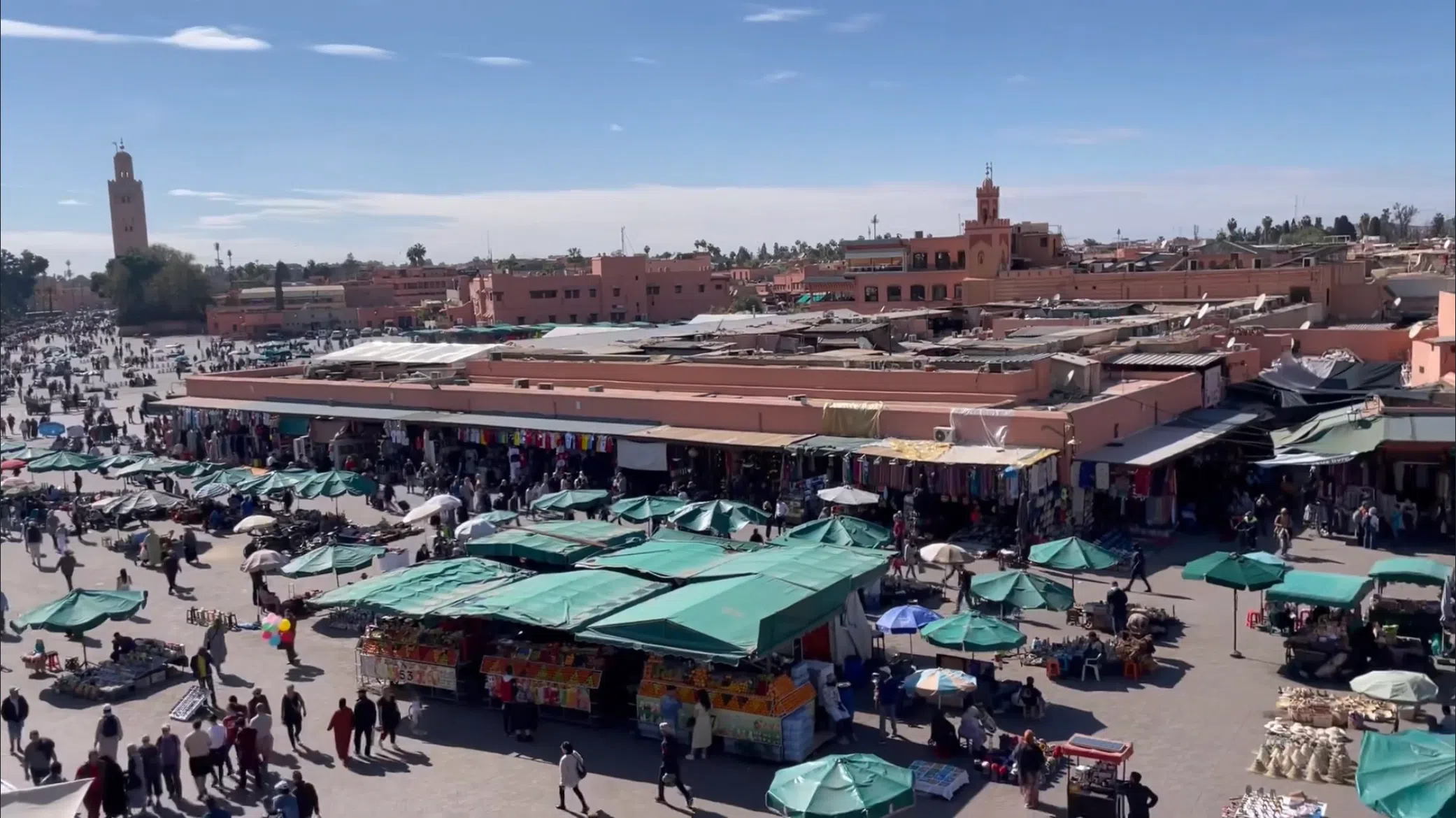 马拉喀什的杰马艾夫纳广场 ，是非洲最繁忙的广场。（王华儿摄）