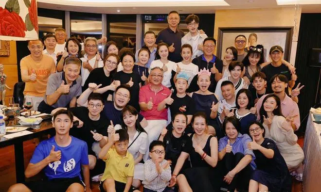 宋丹丹（第二排右四）的家宴上，李冰冰（宋丹丹背后）与王鹤棣（第三排右二）最引人瞩目。（取自艺人微博）
