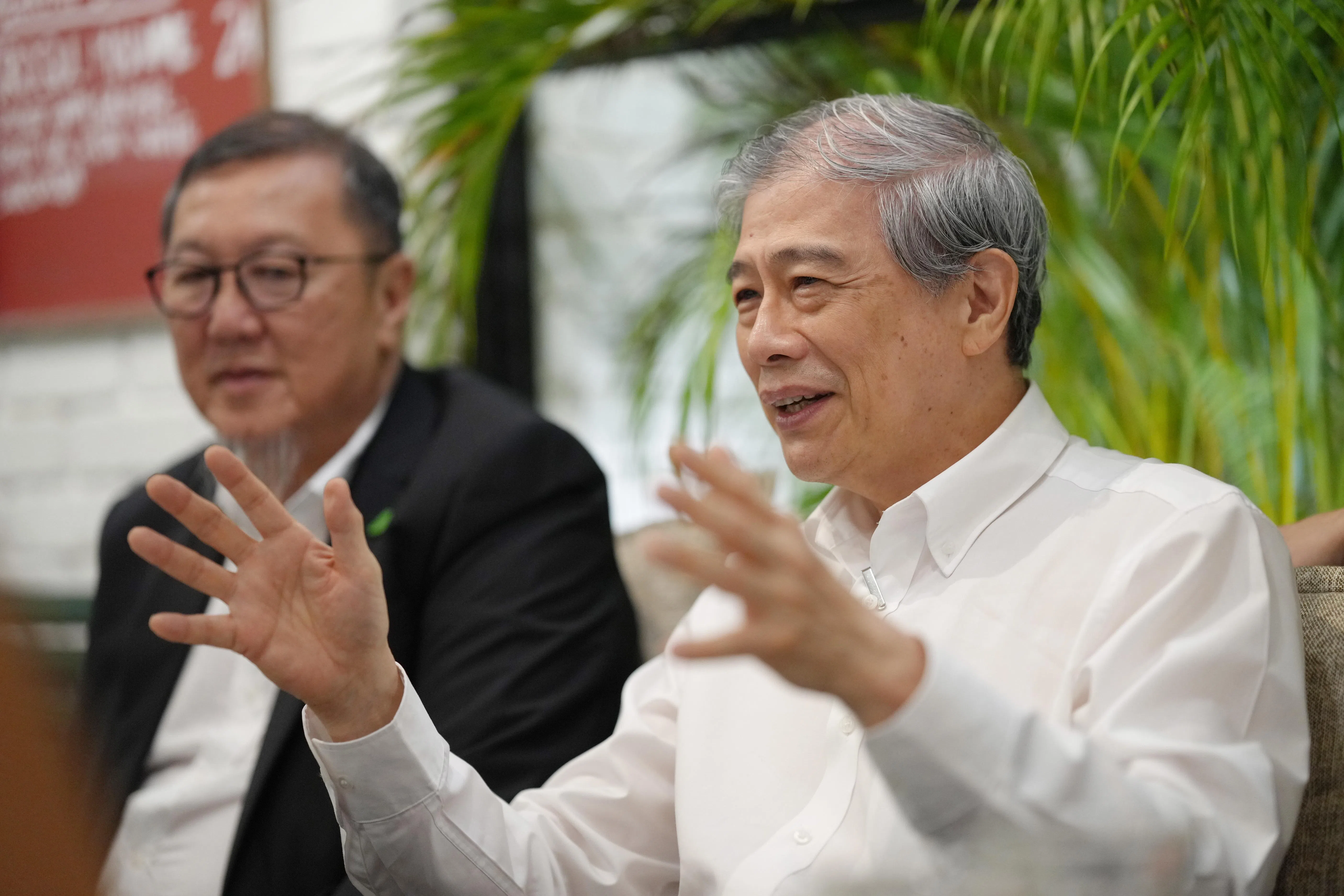 Macrovalue创办人林跶镪（右）和叶庆法（左）。（谢智扬摄）