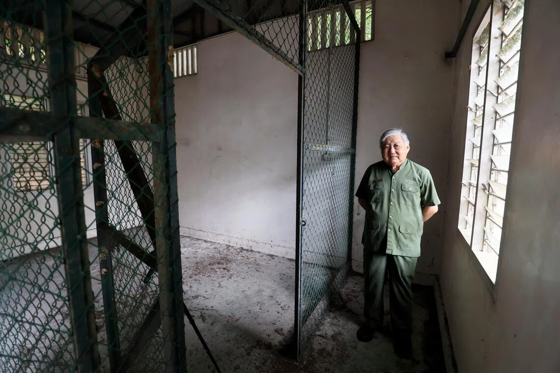 柯信丰在实拉蓬山兵营的床位，基本结构仍在，兵营因为一度改为货仓所以架起铁丝网。（龙国雄摄）