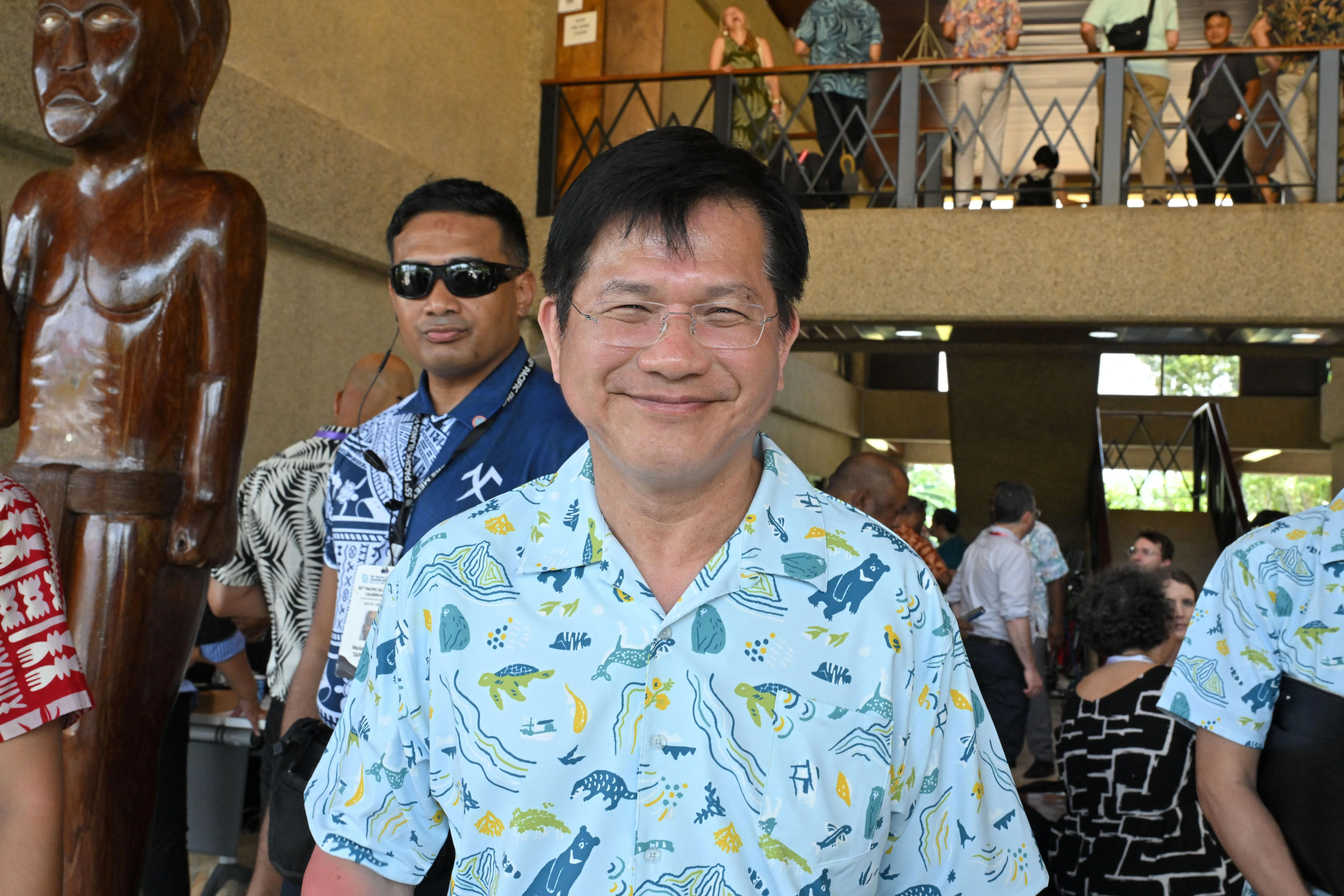 台湾外交部长林佳龙星期二（9月1日）在帕劳科罗尔出席太平洋岛国论坛年会，并向镜头微笑示意。（路透社）