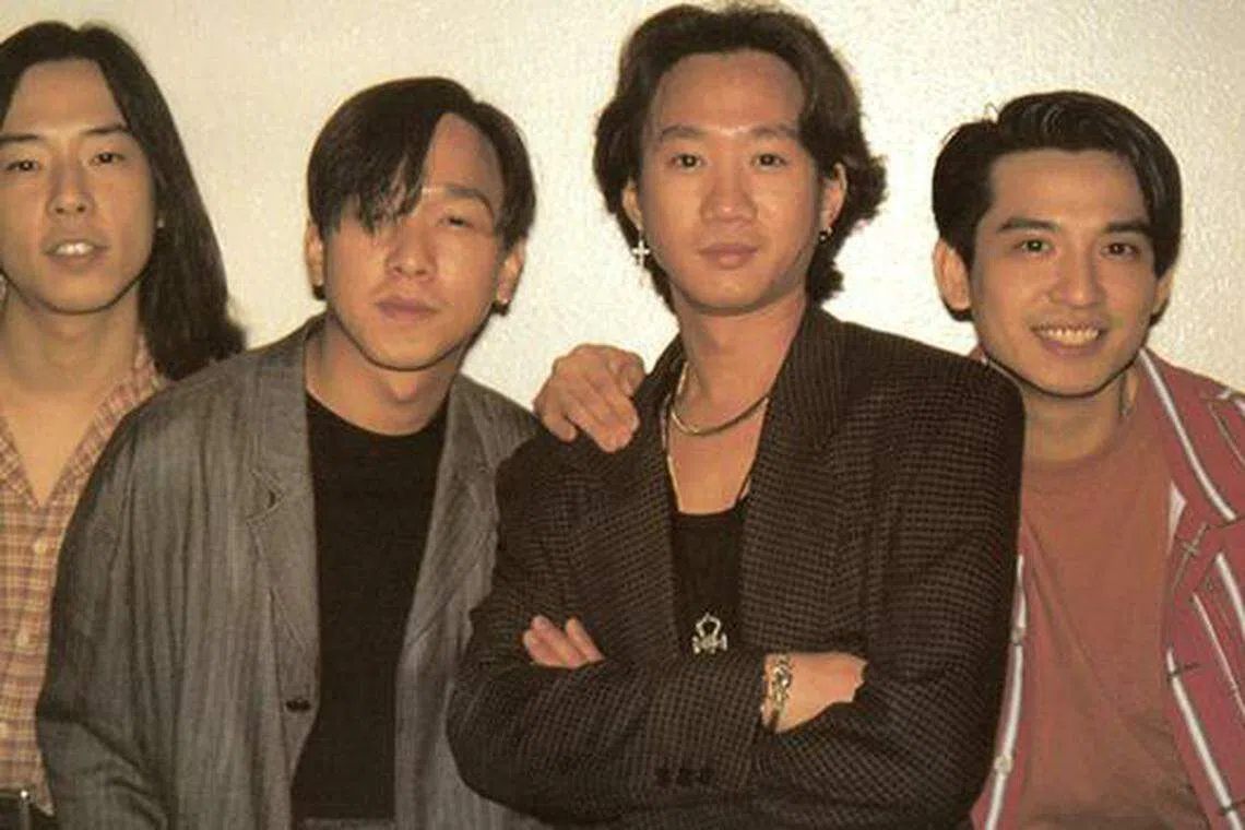 黄家强（左二）反击肥妈，亲解盒上“有名”的原因。右二为黄家驹。（互联网）