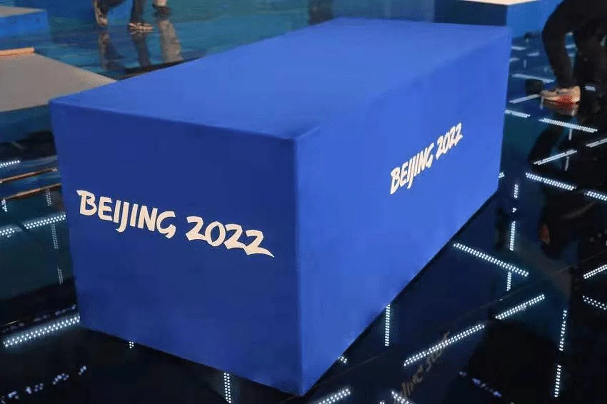 用于多人项目的颁奖托盘放置台。（央视新闻）