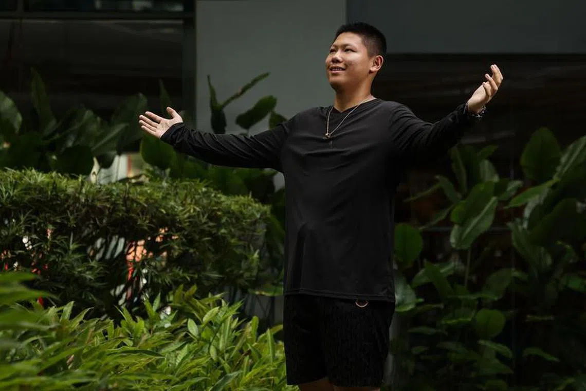 王子铮说，父母一直以来灌输他正面的观念，鼓励他要自动自发地学习，生活中也要不断地自我提升。