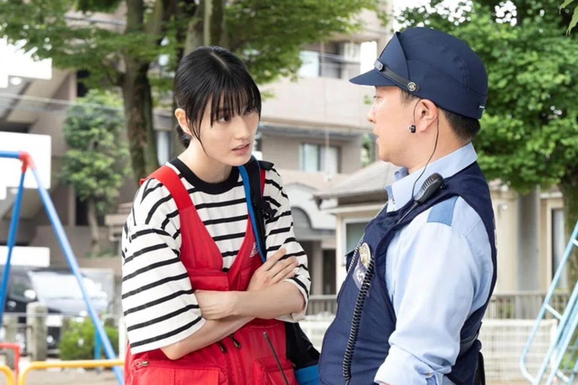 义工桥本爱（左）和警察滨田岳的恋情，是剧中一段有趣旁枝。（互联网）