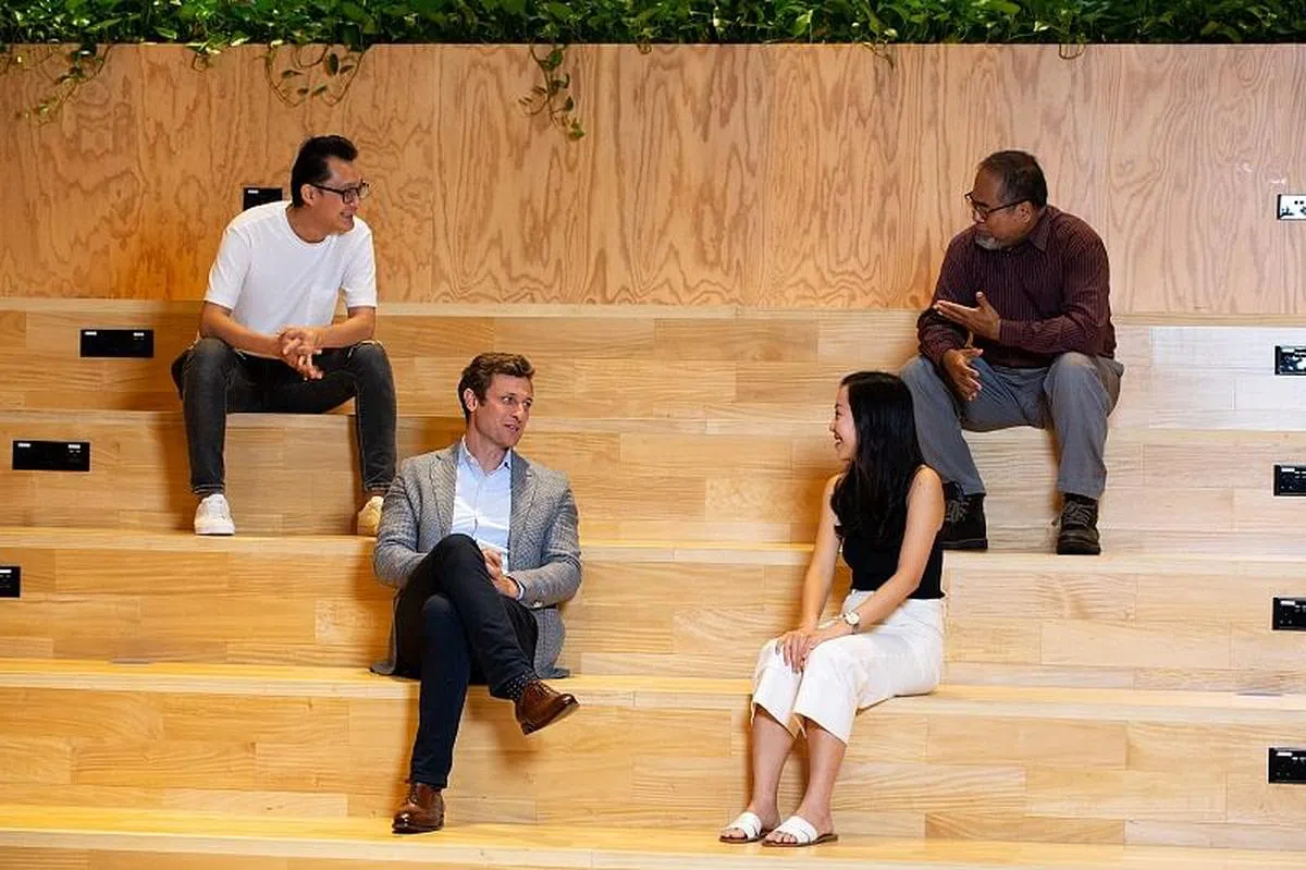 谷歌的“SG技能启动”和中小企业领导学院，让个人和中小型企业都受益。图见参与项目的个人和中小型企业代表与谷歌新加坡区主管Ben King（前排左一）合照。（图／报业控股）