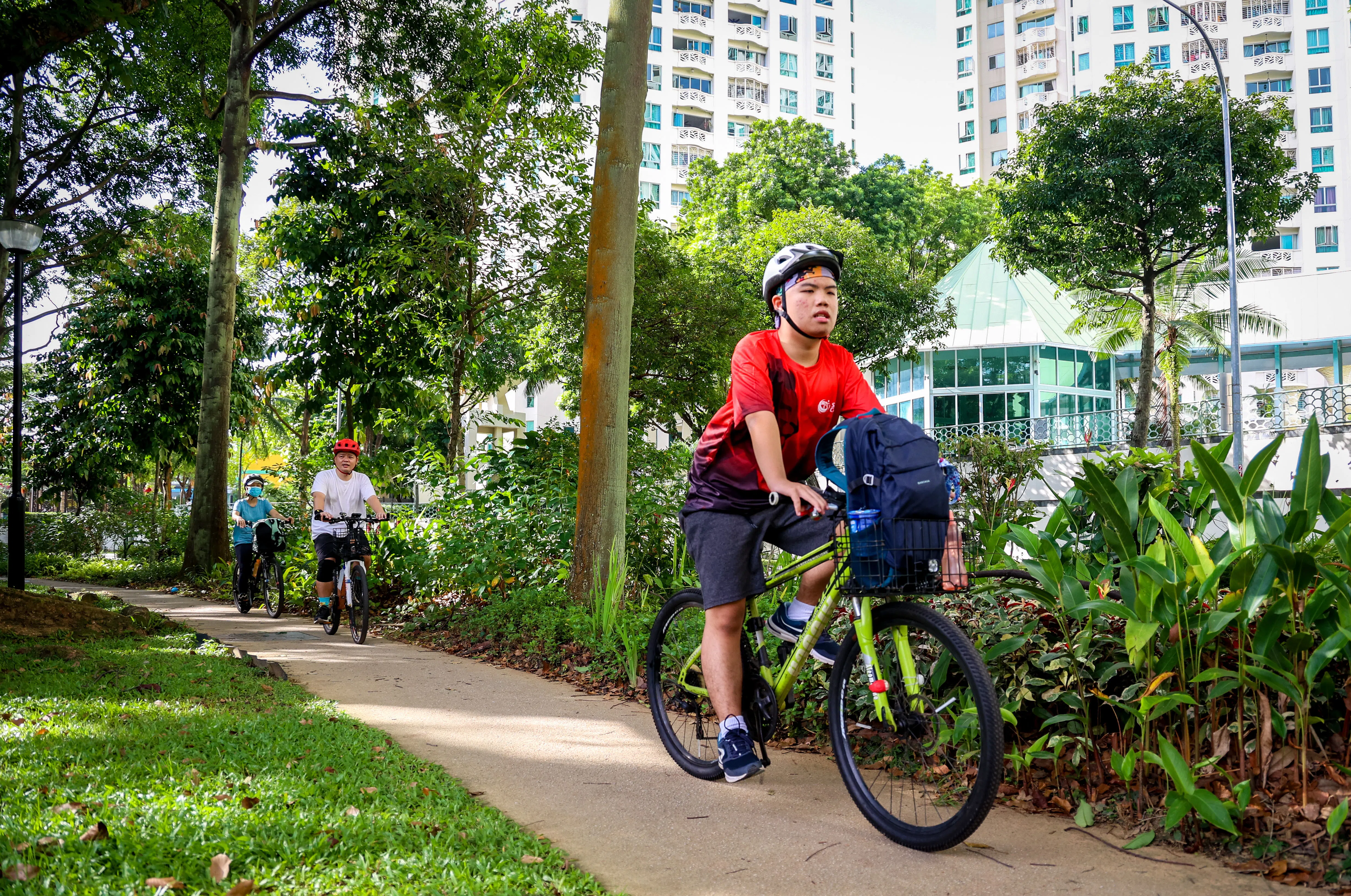 骑行对患有自闭症的乐乐来说，是对自我学习能力的一个挑战。他学习如何在骑行时听爸妈口诉的指令，甚至还“领头”骑行，自我挑战。（叶振忠摄）
