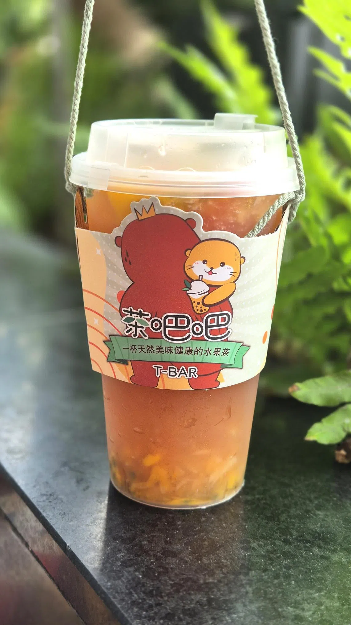 茶吧吧的招牌水果茶加入多种水果。（陈爱薇摄）