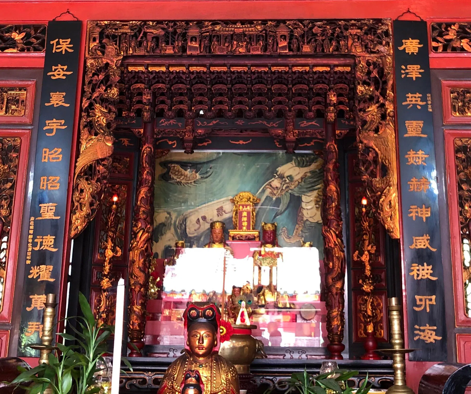 凤山寺主殿正中神龛供奉广泽尊王与妙应仙妃。（陈煜提供）