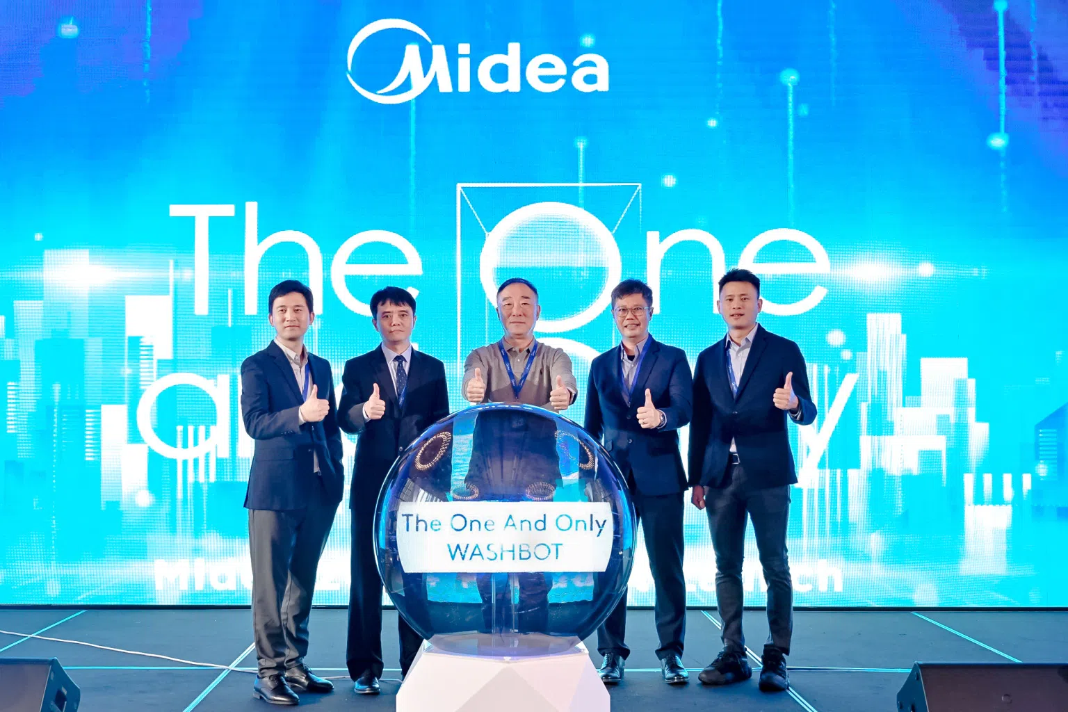 美的代表与嘉宾在新加坡新品发布会上亮相：（左起）美的集团洗衣机事业部海外营销亚太区总监俞雄骏、新加坡销售公司总经理黄顺亮、新加坡销售公司董事长邓永明、新加坡新跃社科大学应用老龄化研究辅修课程主任陈正见，以及洗衣机事业部海外营销总经理丁碧宏。（图/美的提供）