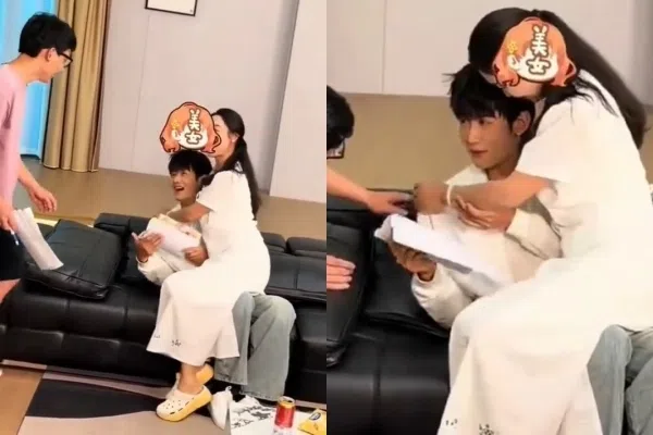 富婆砸钱当女主角，不断添加与男主钟宇飞（坐沙发者）的亲密戏份，让制作人傻眼。（互联网）