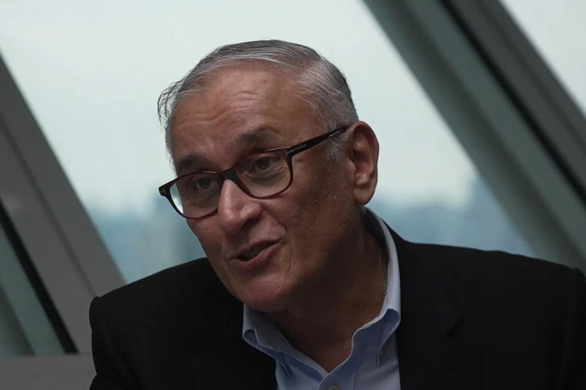 培训机构董事经理罗宾斯说，他的机构为测试者进行MBTI测试后，都会再进行一轮沟通，详细解释每个字母的含义后，最终由测试者本人亲自写下自己的MBTI测试结果。（早报视频截图）