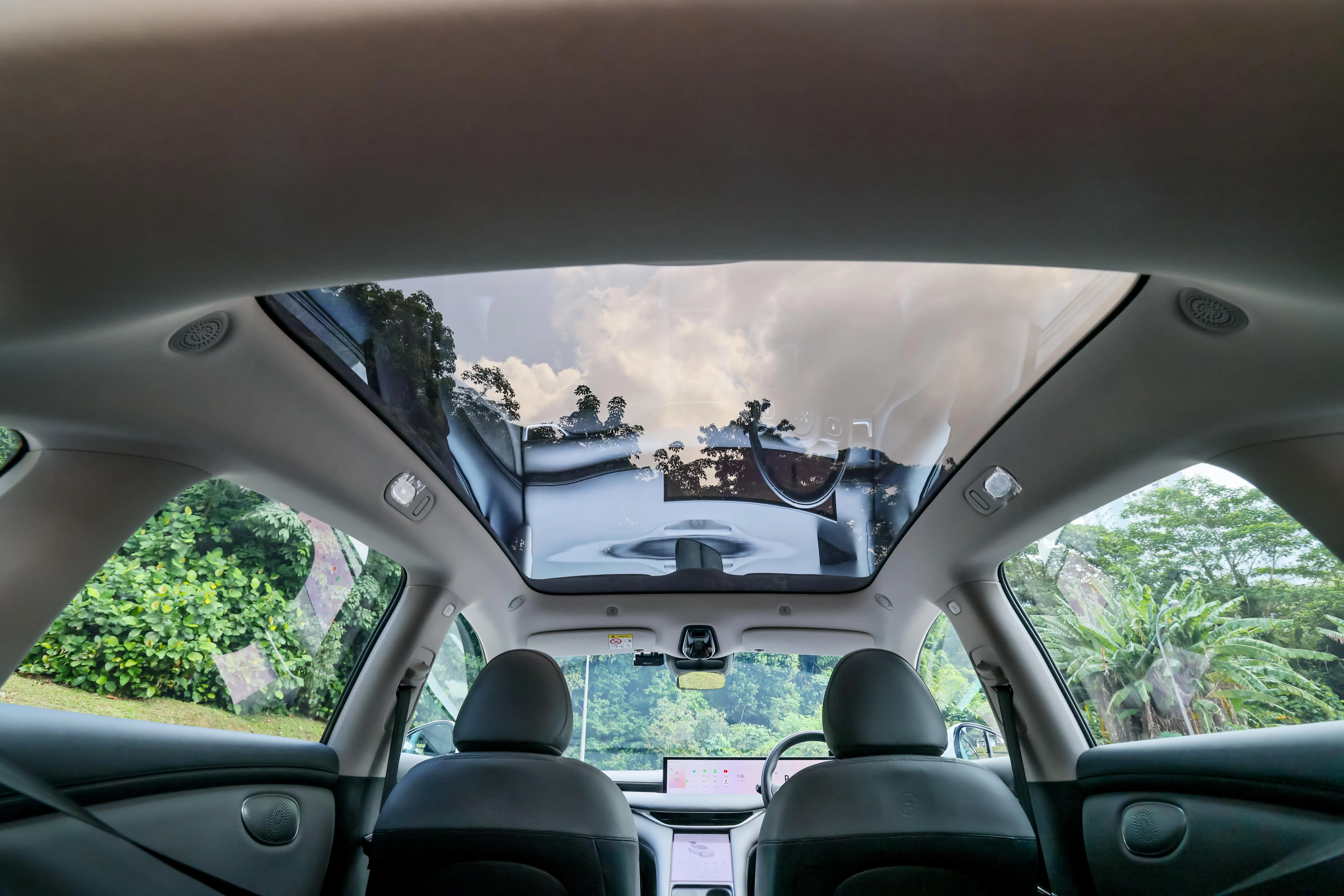 IM6拥有全景天窗，采光良好。（龙国雄摄）