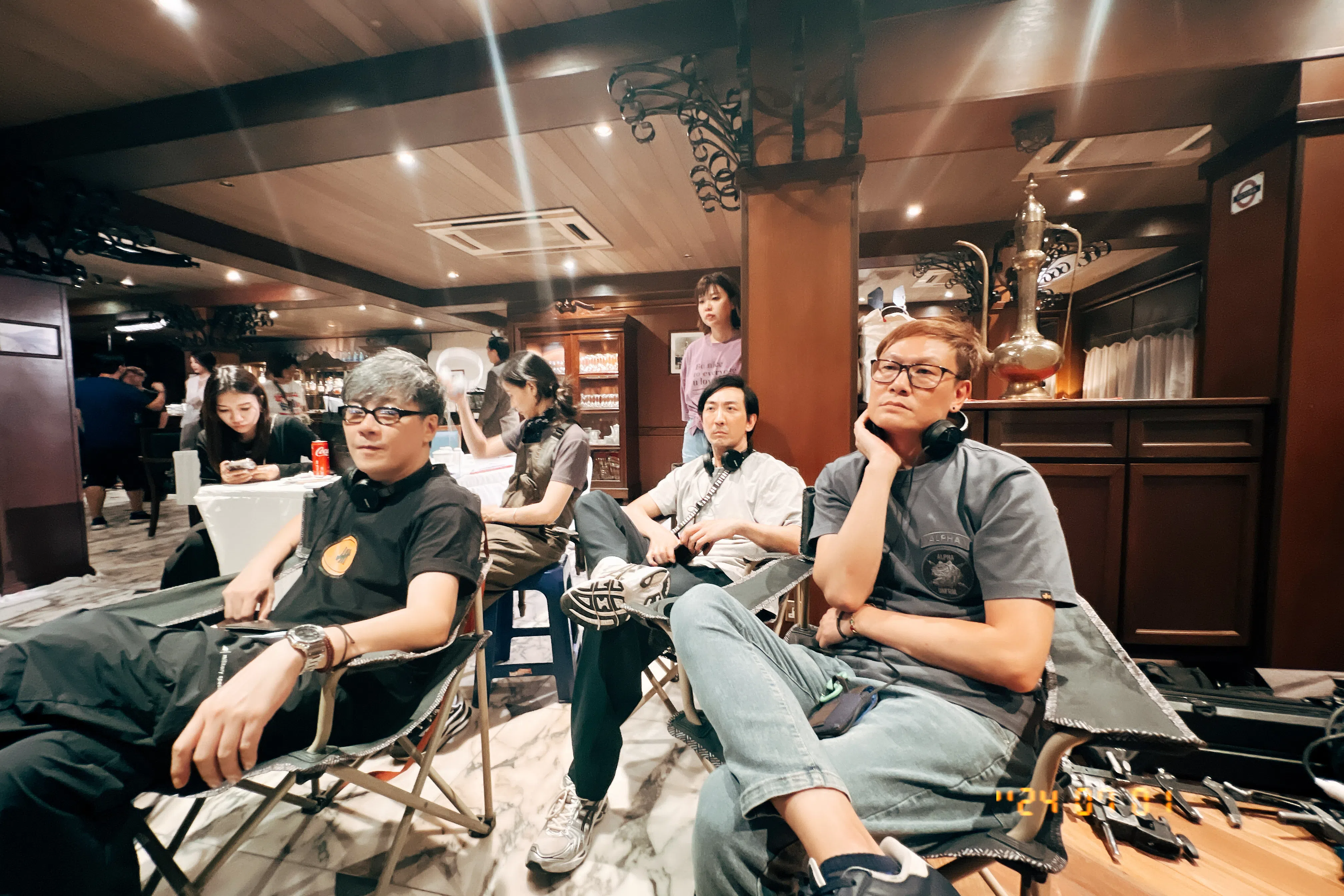 李灿森（右二）兼顾总监制与演员。前排左为钟盛远导演，右为罗惠德导演。（天下一电影制作、天下一马来西亚提供）