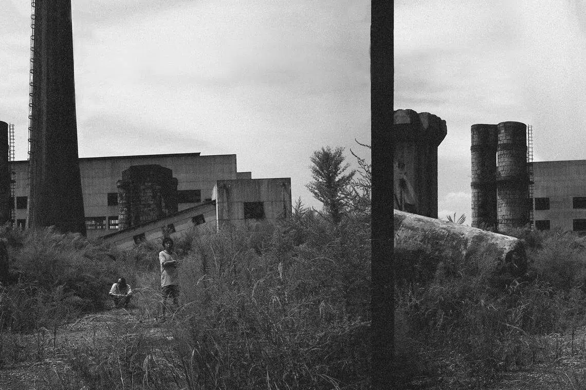 曾德旷和何路在废弃的大楼前。（SGIFF提供）