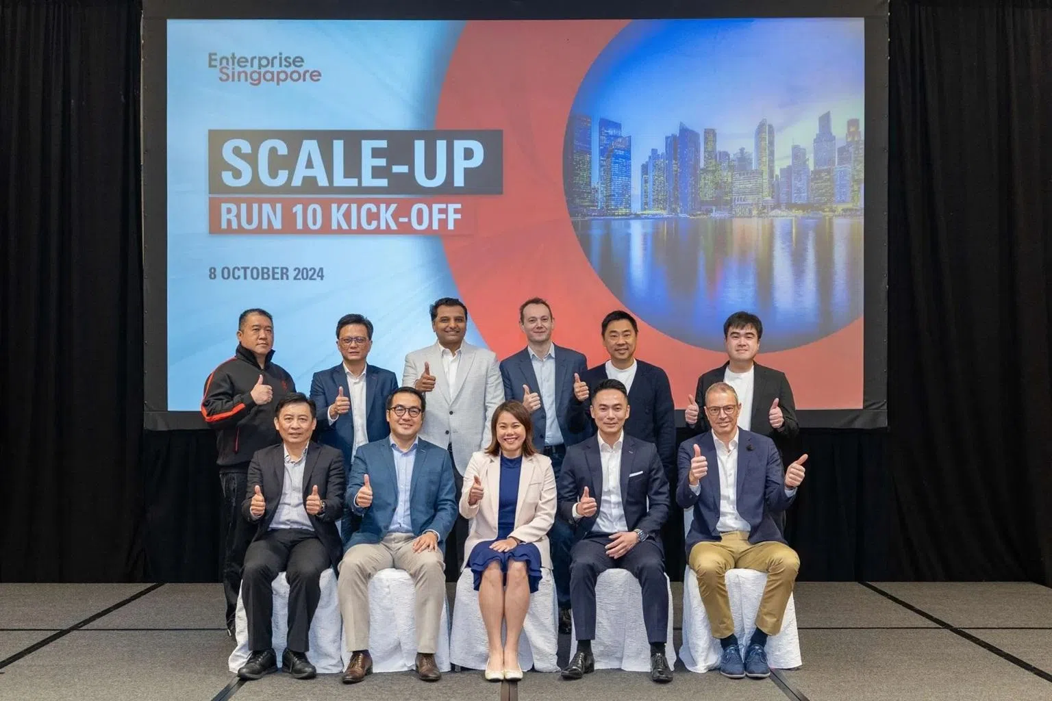 王佑聪（前排左二）表示，参与企业腾飞计划，让集团管理层能与专家顾问深入交流，受益良多。（新加坡企业发展局提供）