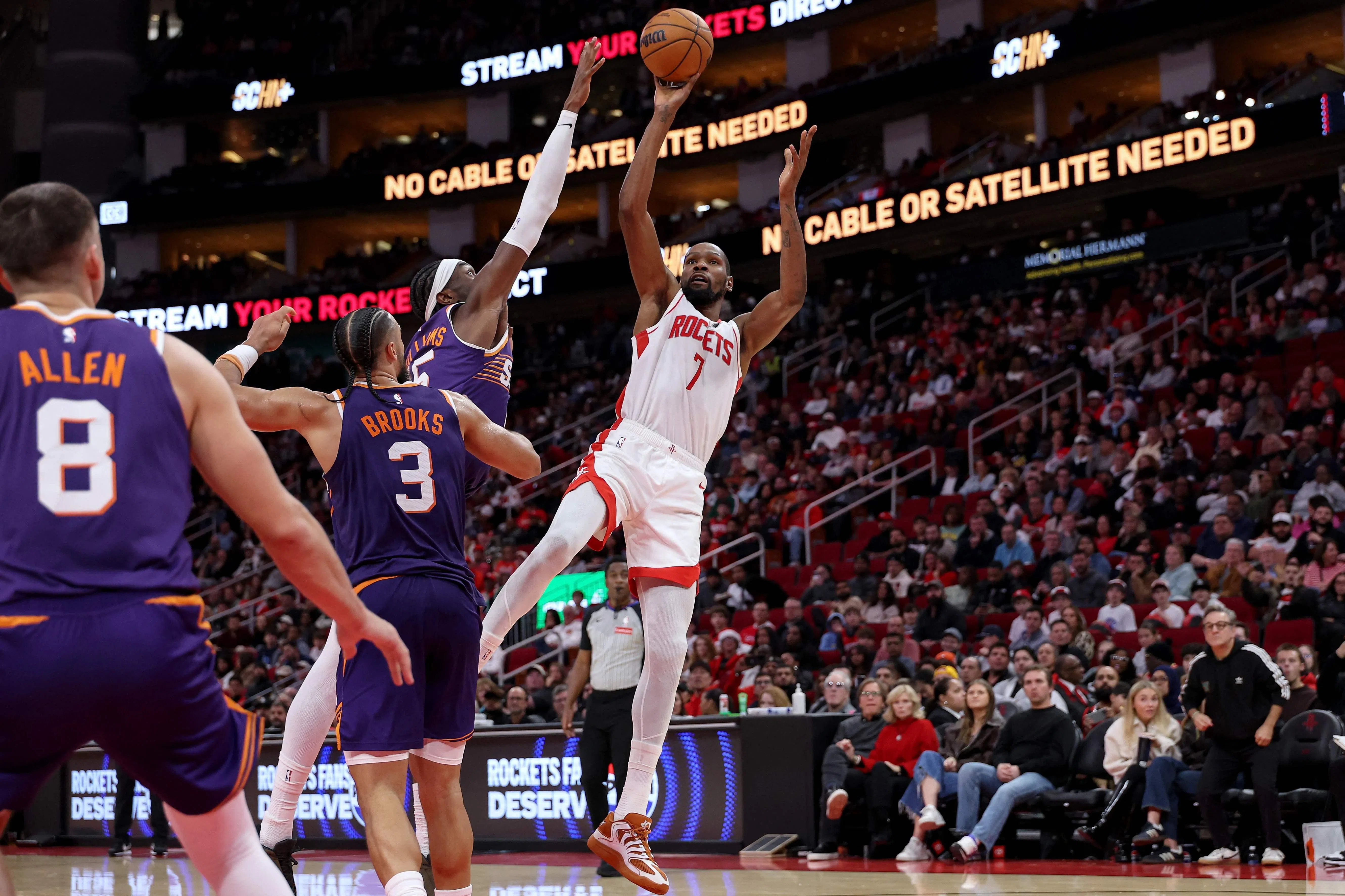 杜兰特（7号）成为NBA历史上第八名职业生涯得分达到3万1000分的球员。（法新社）