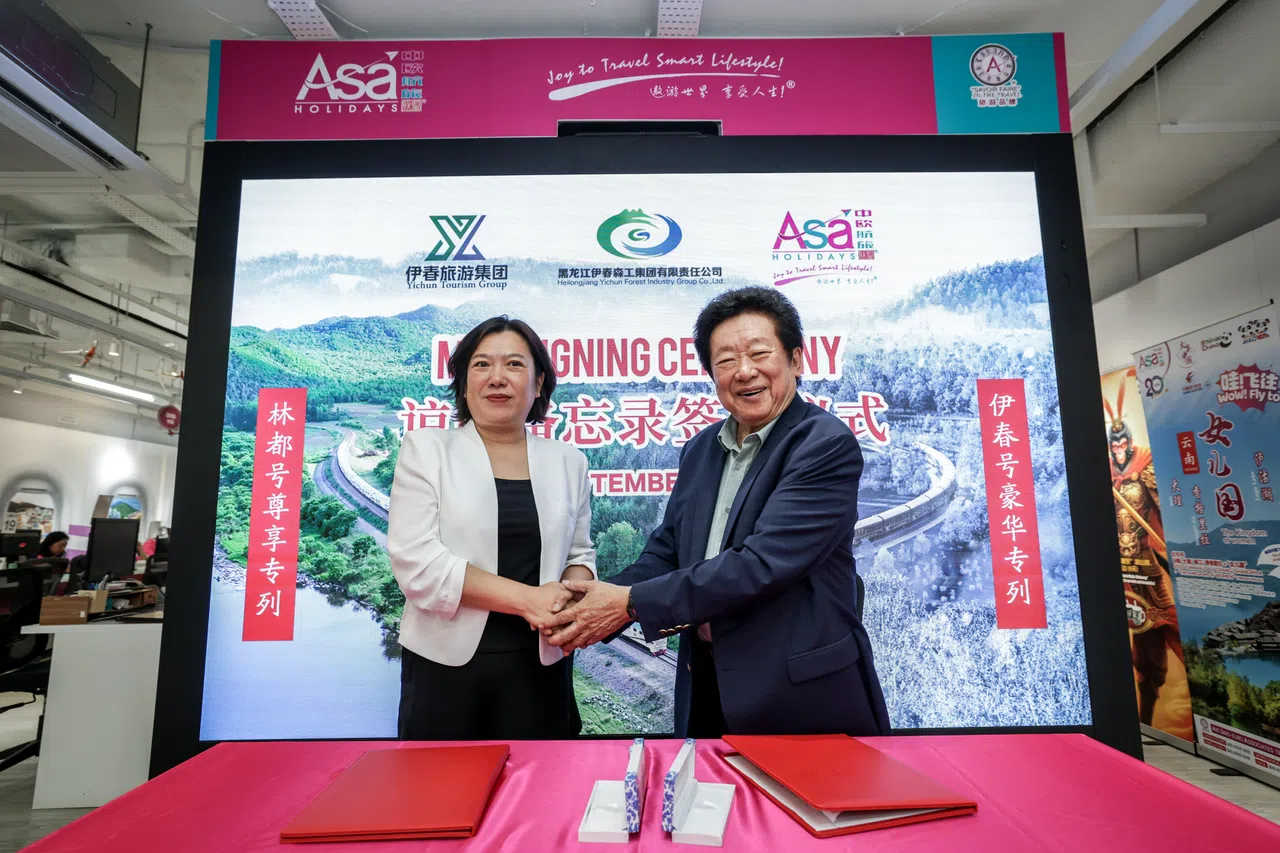 伊旅集团党委委员、副总经理于秀莲（左）与中欧航旅董事总经理兼总裁许炳辉签署谅解备忘录。（叶振忠摄）