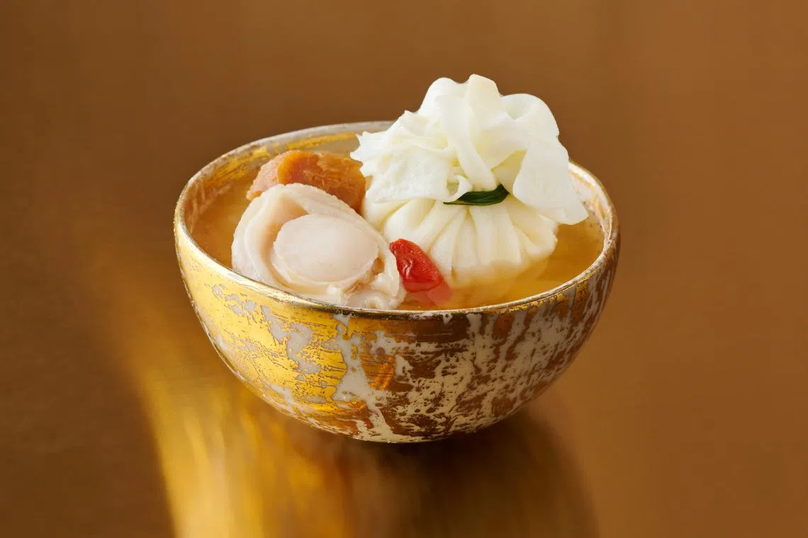 石榴十头鲍鱼汤的“云吞皮”以蛋白制作，包裹着蟹肉、干贝和竹笙等好料。（餐馆提供）