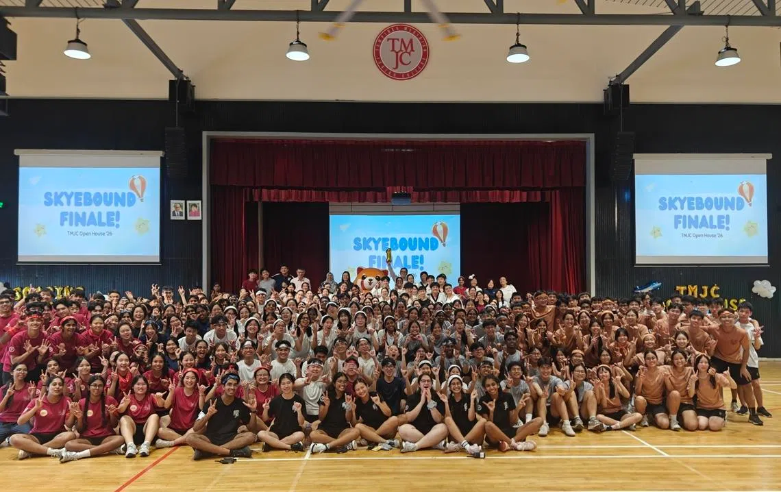 师生大合照，为开放日拉下帷幕。（淡美初院摄影俱乐部提供）