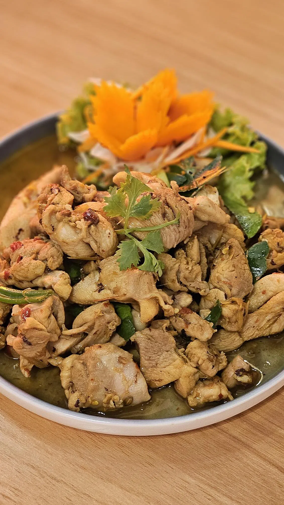 水底鸡的烹制过程锁住水分，肉质湿润入味。（黄亿敏摄）