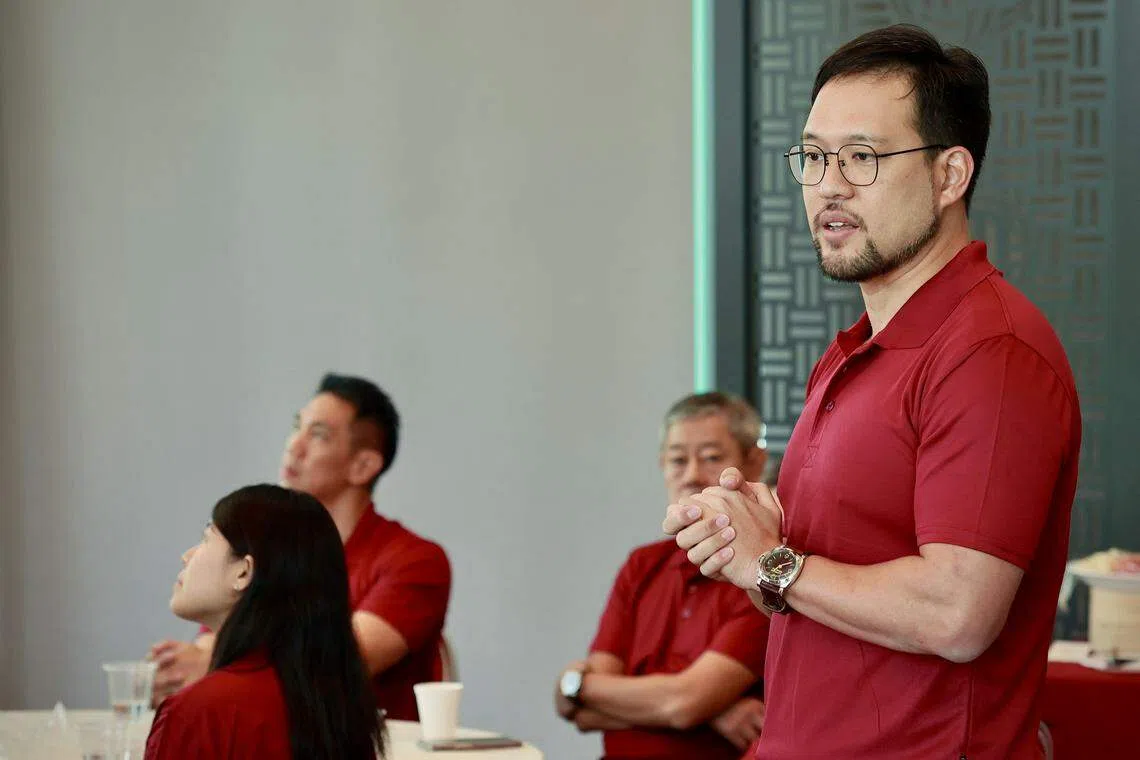 吴多泉向媒体介绍他和团队下来发展泳联旗下运动的四大面向。（龙国雄摄）