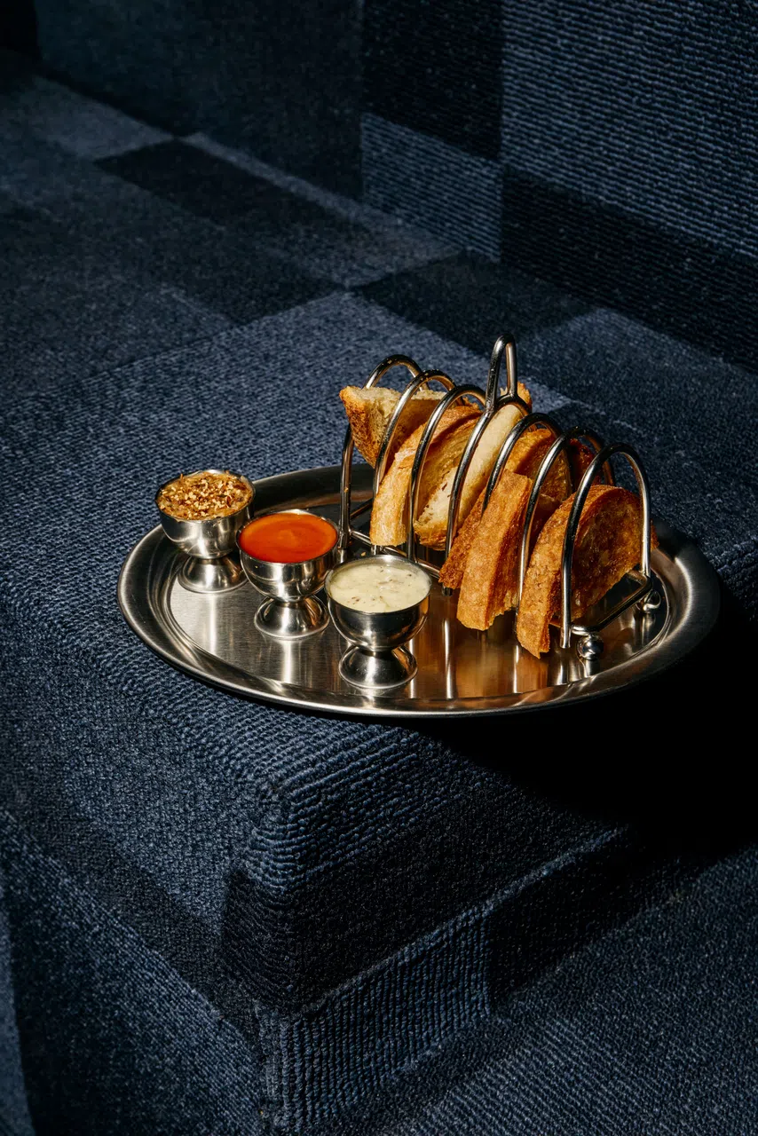 酸种面包配搭三种牛油：自制辣椒油、日式紫菜调味料和松露风味。（咖啡馆提供）