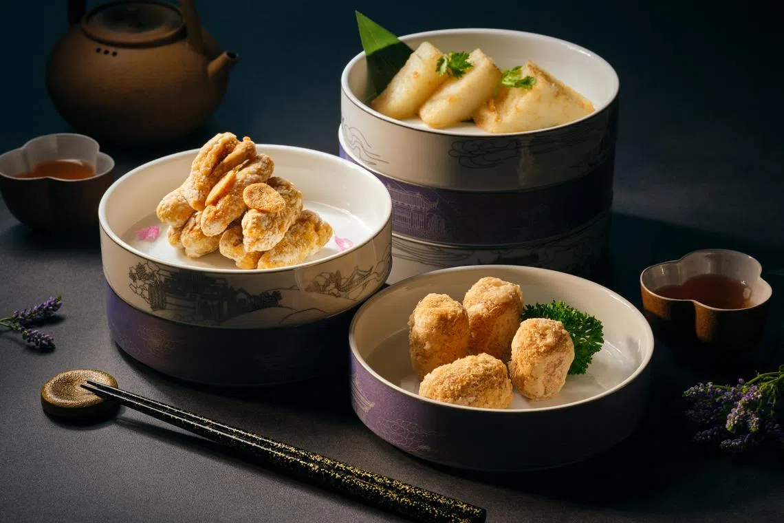 小吃拼盘汇集手工芋枣（前）等多款福建经典风味。（餐馆提供）