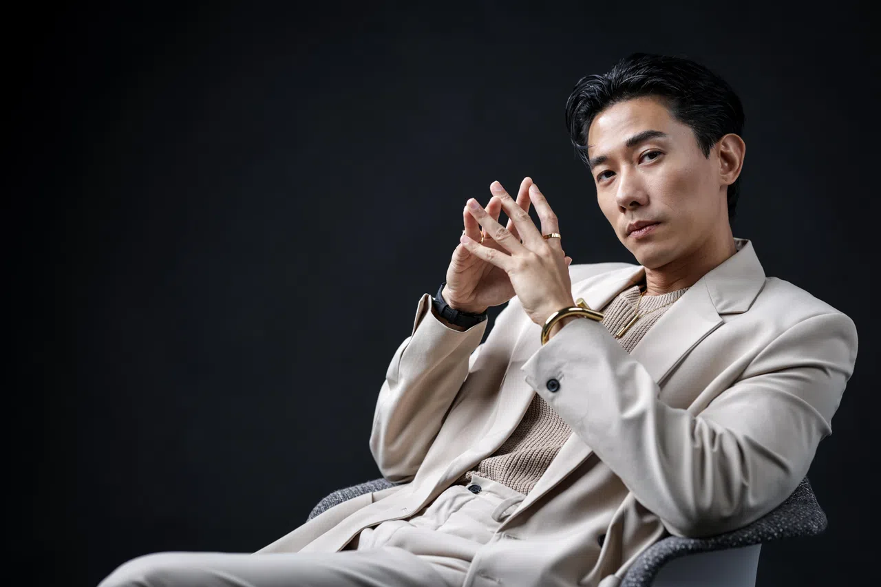 陈泂江认为，不红不可怕，不懂得怎么去面对才可怕。（妆发：Alison Tay／使用Dior Beauty和Goldwell）（叶振忠摄）