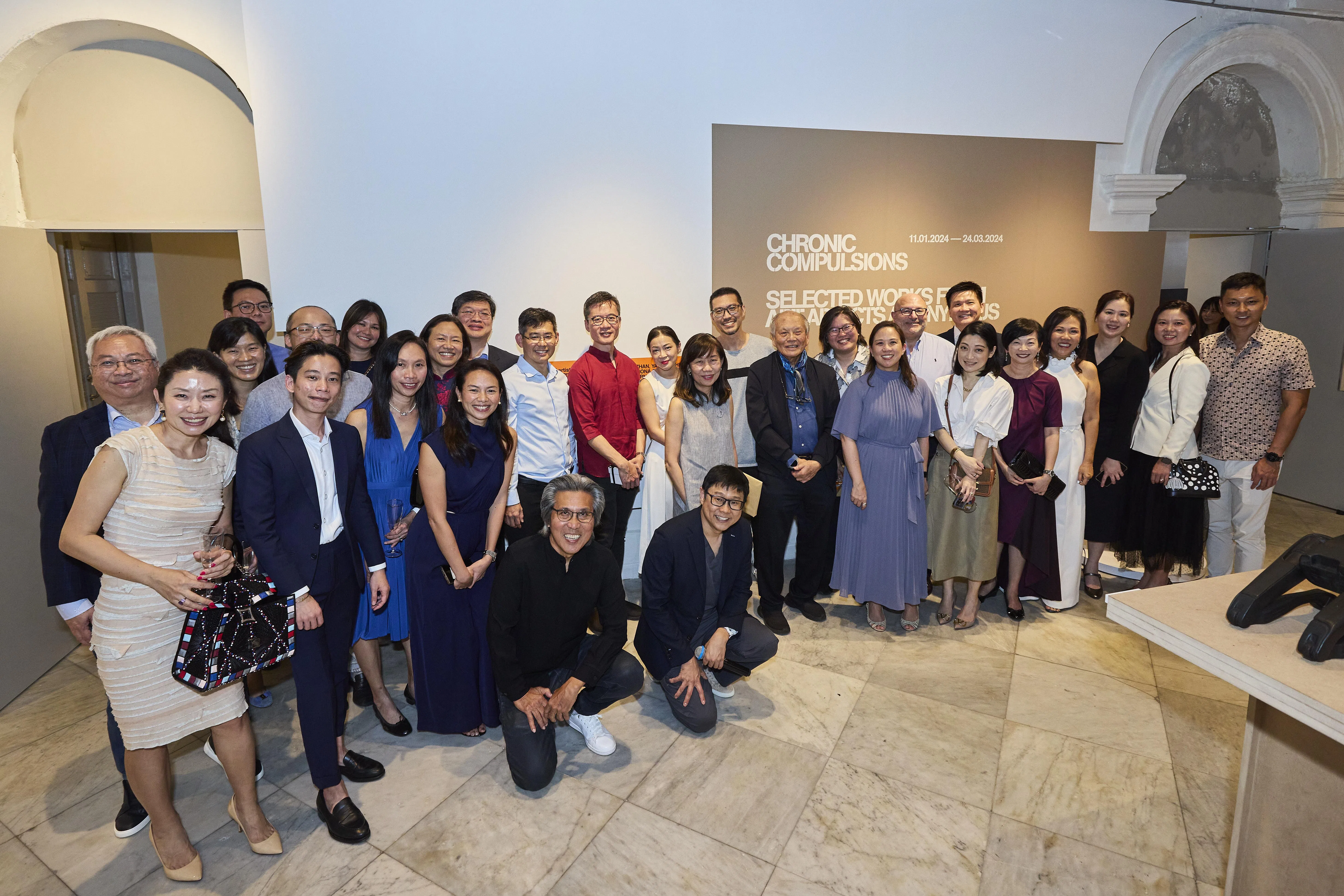 匿名艺术上瘾者群聊组部分成员在私人美术馆联展开幕礼合影。（私人美术馆提供）