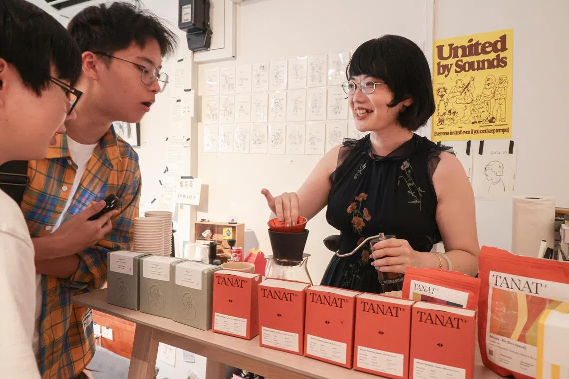 书店容纳各色文化消费，手冲咖啡台后的墙面，贴着本地一名小二学生的手绘明信片。（李冠卫摄）